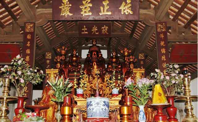 Bàn thờ tam bảo trong chùa Việt