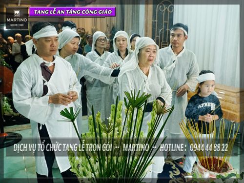 Lễ an táng công giáo do Martino phục vụ
