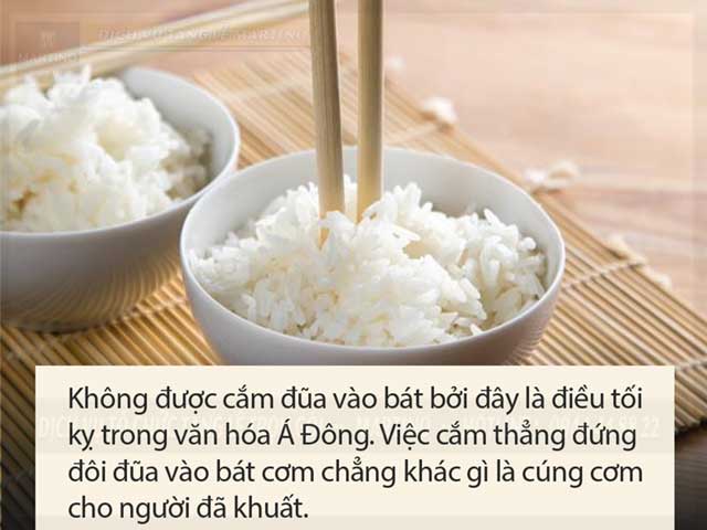 Kiêng cắm đũa giữa bát cơm