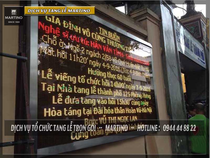 Bảng Cáo phó trước cửa nhà tang lễ Phùng Hưng