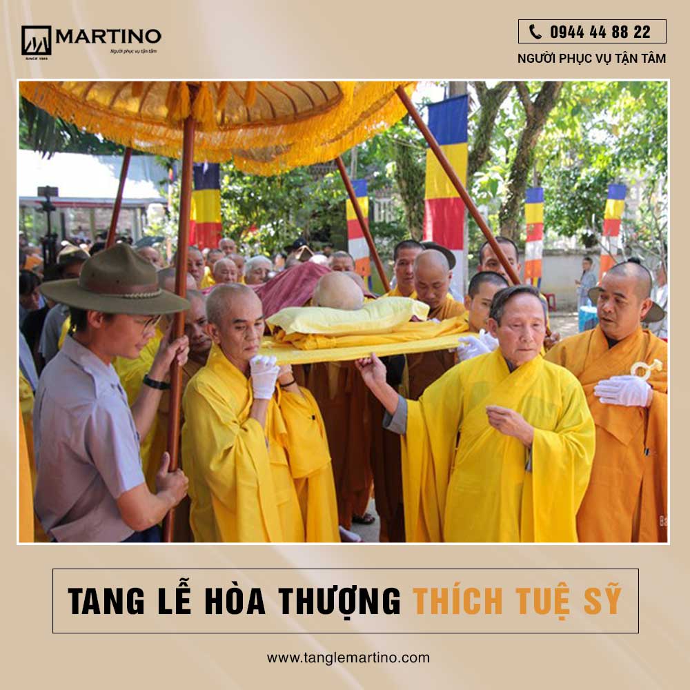 Cung thỉnh nhục thân Hòa thượng rời thiền thất đến Giác linh đường