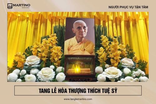 Trang trí hoa tươi trong tang lễ Hòa thượng Thích Tuệ Sỹ