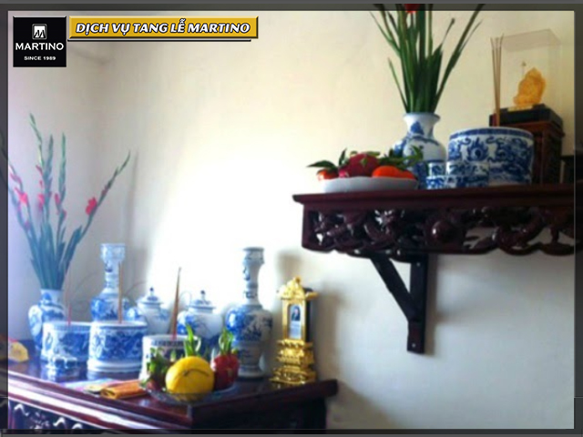 Thay bát hương trên bàn thờ