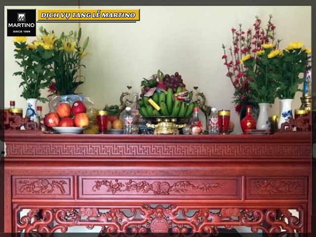 Thay bát hương trên bàn thờ